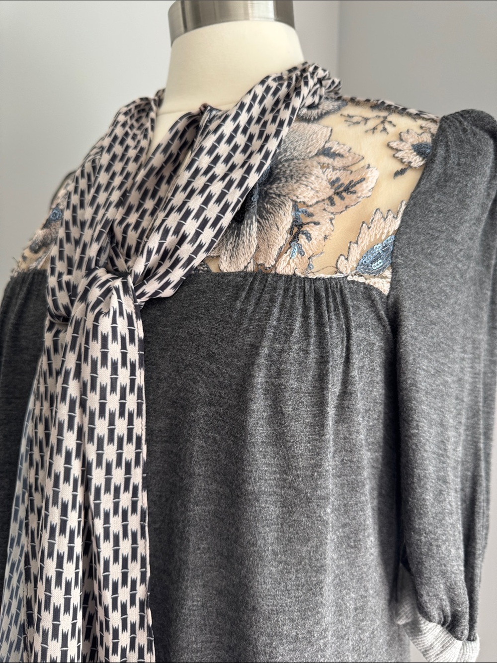Tiny NWOT by Anthropologie Floral Yoke Neck Tie Top - Grey/Cream, Size M